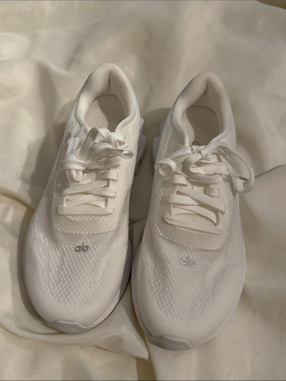 Alo Yoga Runner Sneaker White/White size W7.5/M9